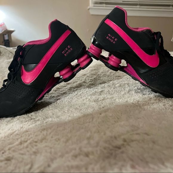 NIKE SHOX Black and Pink Excellent Condition size 7Y=8.5 - Picture 3 of 6